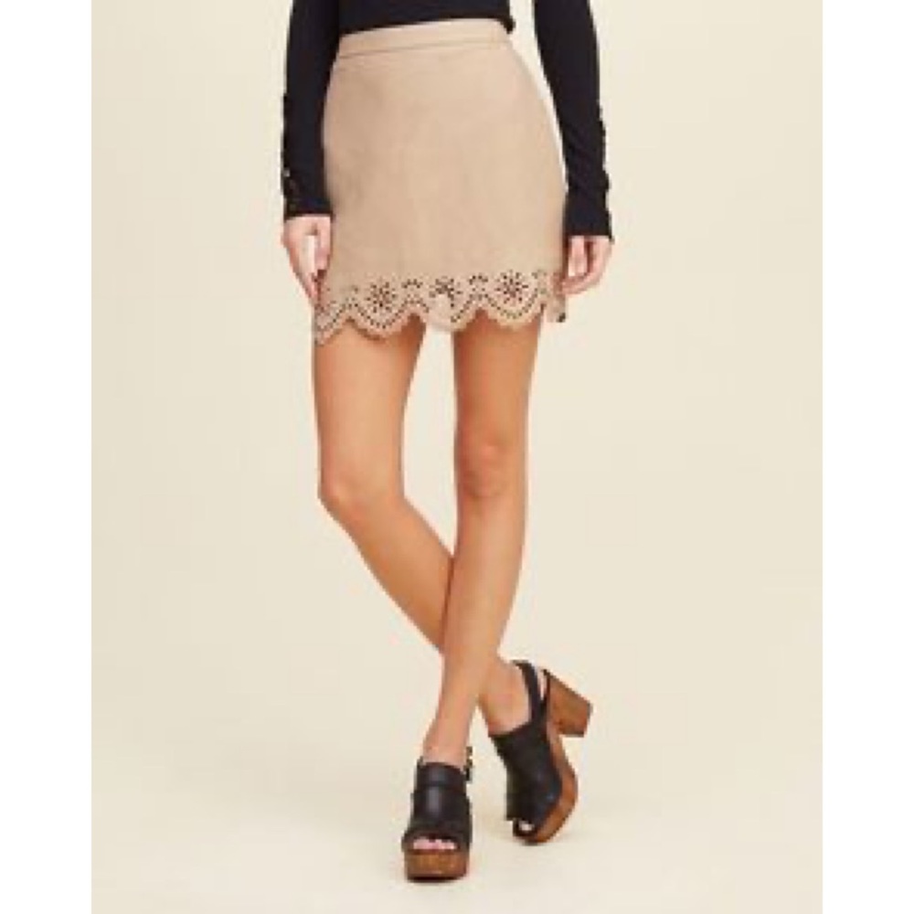 HOST PICK❣️NWT Hollister Suede lazer cut scallop mini skirt sz 7